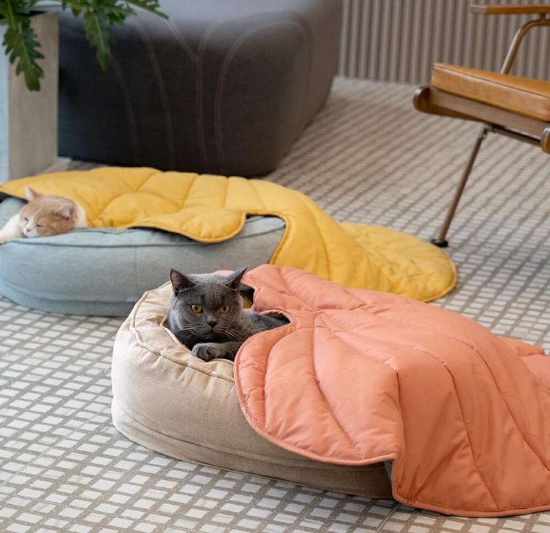 5270 Extra-Large Leaf-Shaped Pet Mat