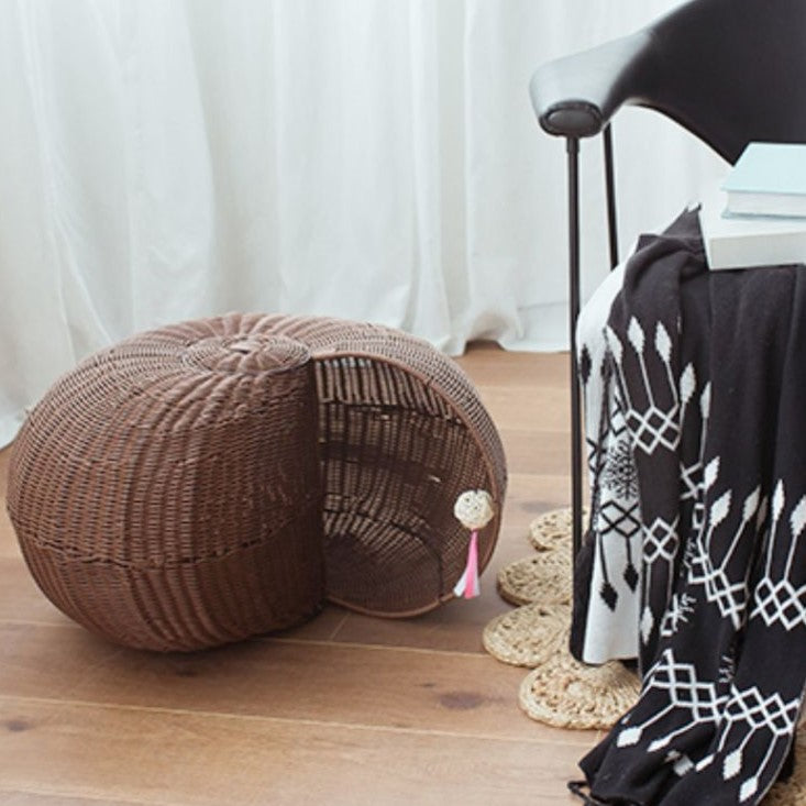 5269 Cozy Snail-Shaped Woven Semi-Enclosed Cat Bed